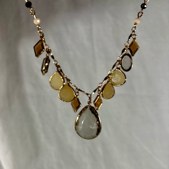 Elegant Gold Pendant Necklace with Earrings - Picture 2 of 8